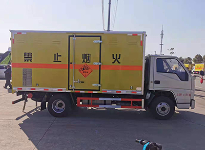 安乡爆破器材运输车工人安全操作规范与智能技术保障